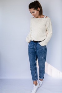 CASUALOWY sweter z buc'le w kolorze e'cru