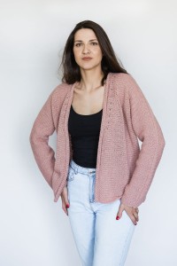 CIEPŁY RÓŻOWY ROZPINANY SWETER Z WEŁNY