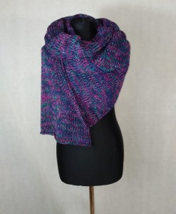 CIEPŁY SZAL MELANŻ GRANATOWY Z FUKSJĄ
