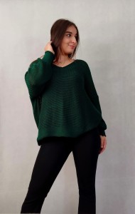Luźny sweterek w kolorze butelkowej zieleni