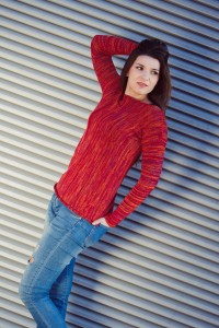 SWETER MELANŻ CZERWONO-POMARAŃCZOWO-FIOLETOWY