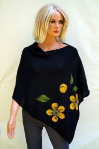 Ponczo z kwiatkiem filcowym