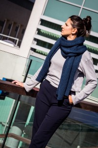 Gruby, ciepły jasnogranatowy szal