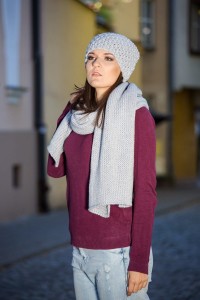 Gruby, ciepły jasnoszary szal