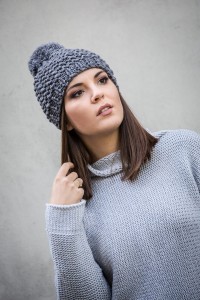 Czapka handmade ciemnoszara z pomponem