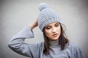 Czapka handmade jasnoszara z pomponem