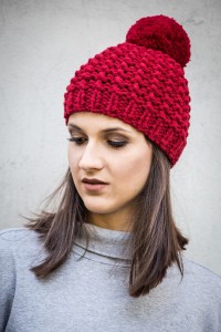 Czapka handmade czerwona z pomponem